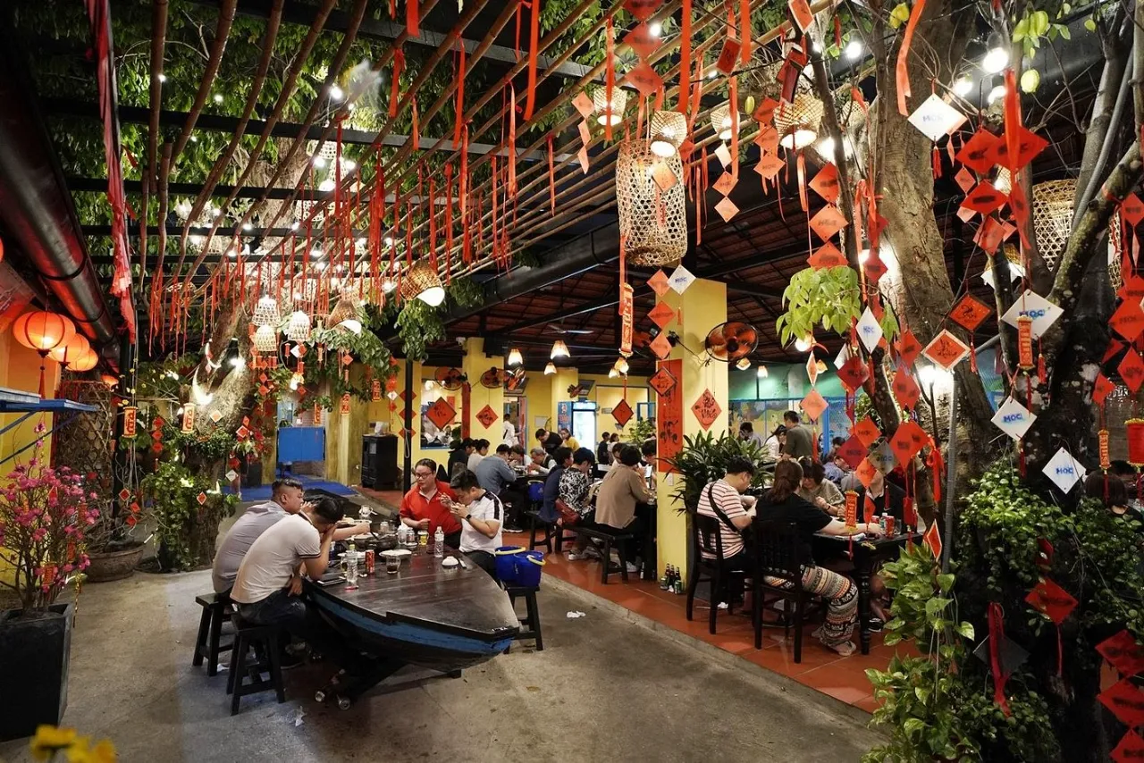 Mộc Seafood restaurant at night