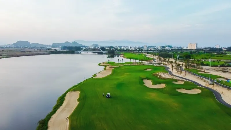 Coastal links fairway in Da Nang