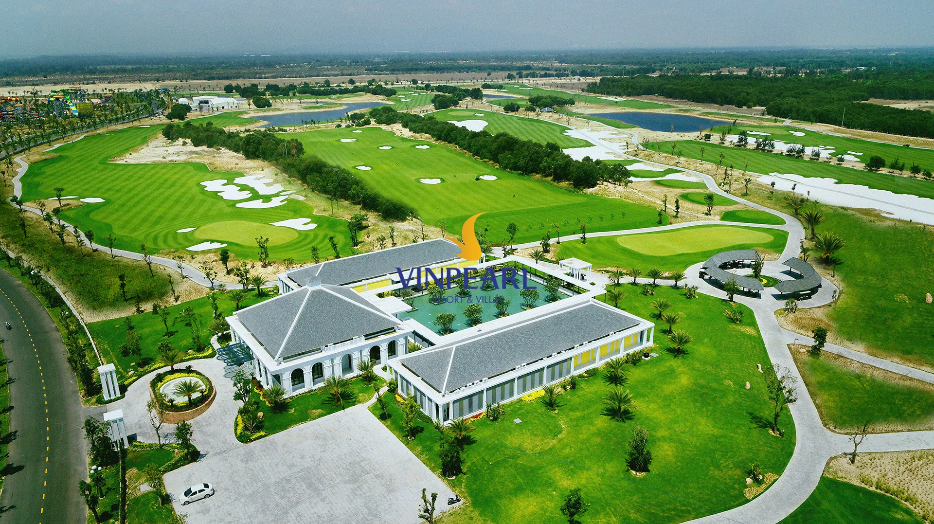 Clubhouse in 200 ha complex