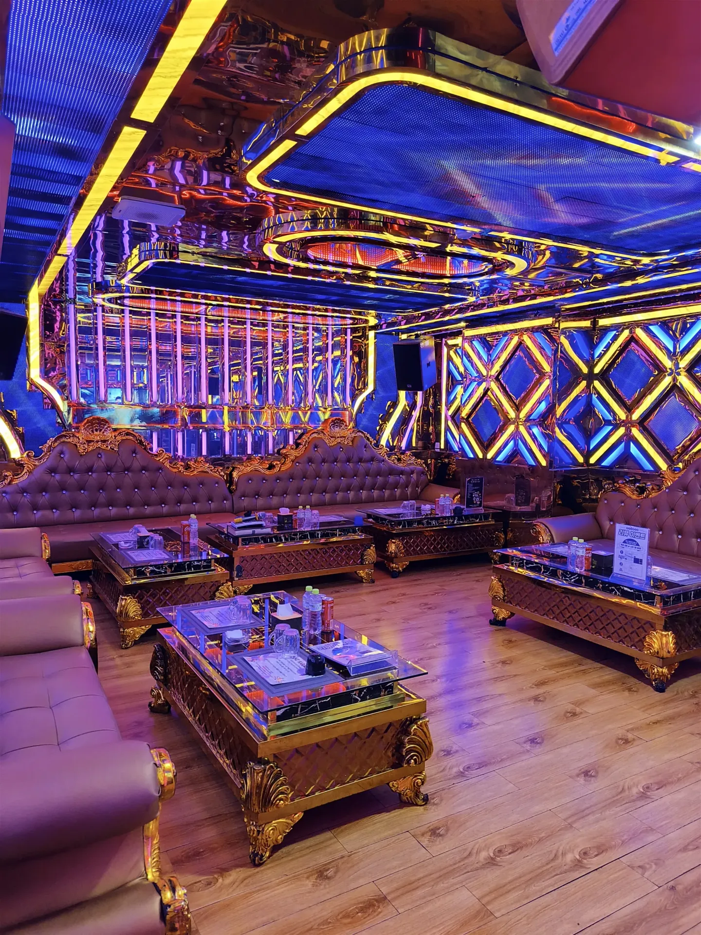 Gold large room