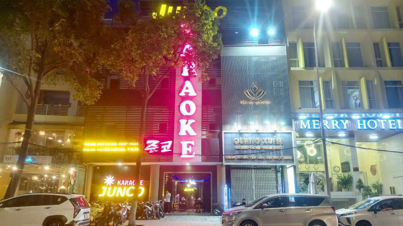 Junco Karaoke exterior